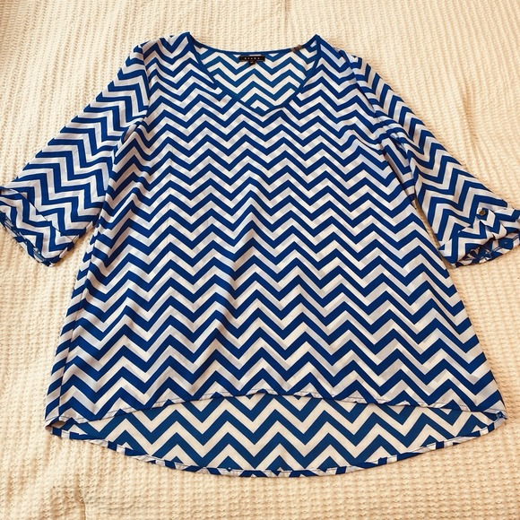 Kiara Womens Sz XL Blue White Zig Zag Short Cuffed Sleeve V-Neck Pullover Blouse - Picture 1 of 6